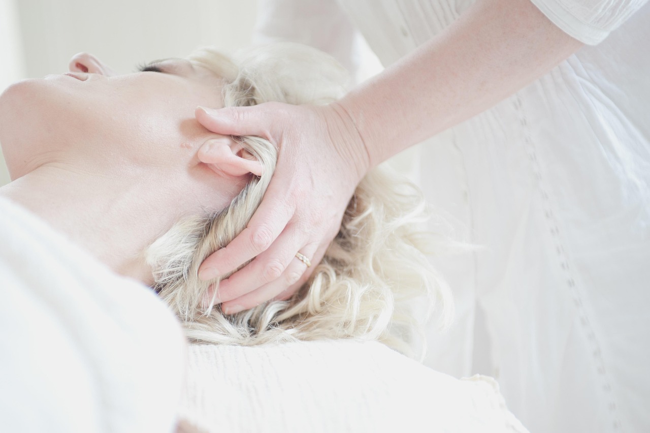 Massage crânien doux dans une atmosphère calme et naturelle